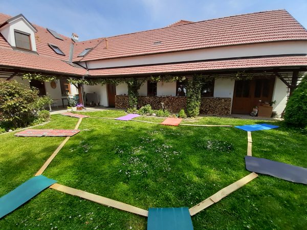 Yoga im Innengarten des Zentrums für Yoga und Strömen